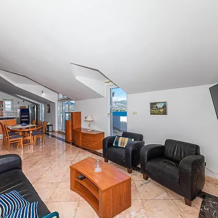 Holiday home Lovely In Arbanija With Wi-fi
